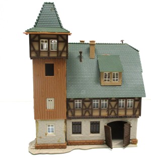 Spur N  Fertigmodell  Feuerwache mit Schlauchturm von Vollmer (I)