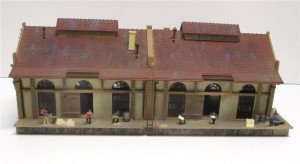 Spur N  Fertigmodell Gterschuppen mit Figuren (Vollmer)