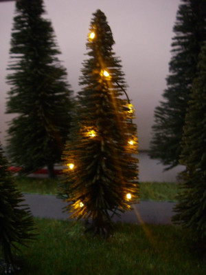 Schönwitz 01-01-02-05 Weihnachtsbaum mit Lichterkette gelb beleuchtet H0 - NEU
