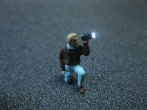 Schönwitz 01-01-01-04 Figur mit LED Taschenlampe H0