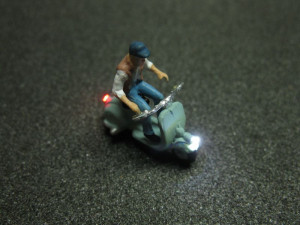 Schönwitz 01-01-01-17 Motorroller Roller mit LED Beleuchtung H0 - männlich